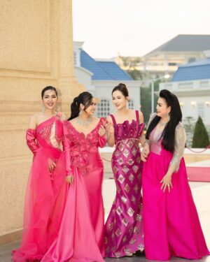 Sokun Nisa Instagram - ដាក់មួយAlbum តែម្តងទៅ​ កូលាបស្រស់ឆេីតឆាយ💖​ 
AlexEntertainment Agency 
Dress by Sothea Ny Tailors 💕
Make up by #Semakeup_Artis 💄