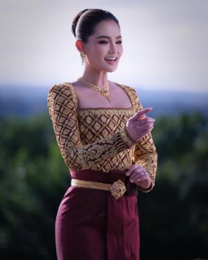 Sokun Nisa Instagram - សៀមរាបរាបផ្ទះខ្ញុំ​ ❤️❤️🇰🇭🇰🇭
អរគុណដល់
សម្លៀកបំពាក់​ @nobdane ❤️
Make Up @luxrayuth ❤️