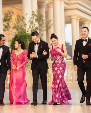 Sokun Nisa Instagram - ដាក់មួយAlbum តែម្តងទៅ​ កូលាបស្រស់ឆេីតឆាយ💖​ 
AlexEntertainment Agency 
Dress by Sothea Ny Tailors 💕
Make up by #Semakeup_Artis 💄