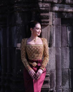 Sokun Nisa Instagram - សៀមរាបរាបផ្ទះខ្ញុំ​ ❤️❤️🇰🇭🇰🇭
អរគុណដល់
សម្លៀកបំពាក់​ @nobdane ❤️
Make Up @luxrayuth ❤️