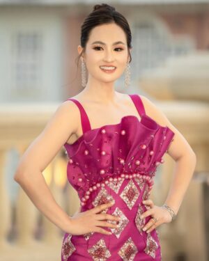 Sokun Nisa Instagram - ដាក់មួយAlbum តែម្តងទៅ​ កូលាបស្រស់ឆេីតឆាយ💖​ 
AlexEntertainment Agency 
Dress by Sothea Ny Tailors 💕
Make up by #Semakeup_Artis 💄