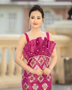 Sokun Nisa Instagram - ដាក់មួយAlbum តែម្តងទៅ​ កូលាបស្រស់ឆេីតឆាយ💖​ 
AlexEntertainment Agency 
Dress by Sothea Ny Tailors 💕
Make up by #Semakeup_Artis 💄