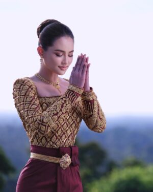 Sokun Nisa Instagram - សៀមរាបរាបផ្ទះខ្ញុំ​ ❤️❤️🇰🇭🇰🇭
អរគុណដល់
សម្លៀកបំពាក់​ @nobdane ❤️
Make Up @luxrayuth ❤️