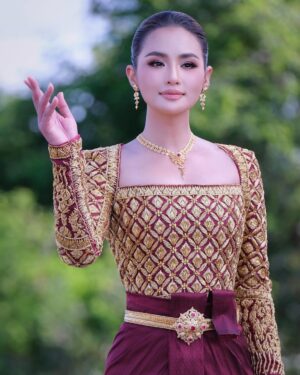 Sokun Nisa Instagram - សៀមរាបរាបផ្ទះខ្ញុំ​ ❤️❤️🇰🇭🇰🇭
អរគុណដល់
សម្លៀកបំពាក់​ @nobdane ❤️
Make Up @luxrayuth ❤️