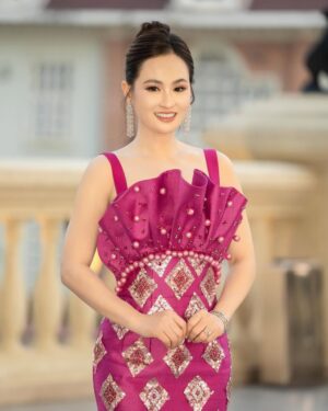 Sokun Nisa Instagram - ដាក់មួយAlbum តែម្តងទៅ​ កូលាបស្រស់ឆេីតឆាយ💖​ 
AlexEntertainment Agency 
Dress by Sothea Ny Tailors 💕
Make up by #Semakeup_Artis 💄