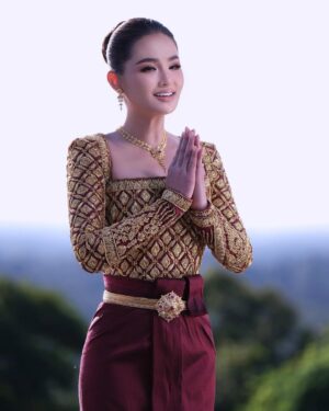 Sokun Nisa Instagram - សៀមរាបរាបផ្ទះខ្ញុំ​ ❤️❤️🇰🇭🇰🇭
អរគុណដល់
សម្លៀកបំពាក់​ @nobdane ❤️
Make Up @luxrayuth ❤️