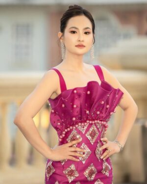 Sokun Nisa Instagram - ដាក់មួយAlbum តែម្តងទៅ​ កូលាបស្រស់ឆេីតឆាយ💖​ 
AlexEntertainment Agency 
Dress by Sothea Ny Tailors 💕
Make up by #Semakeup_Artis 💄