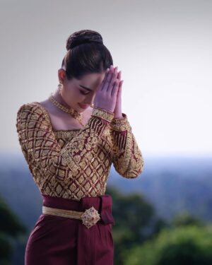 Sokun Nisa Instagram - សៀមរាបរាបផ្ទះខ្ញុំ​ ❤️❤️🇰🇭🇰🇭
អរគុណដល់
សម្លៀកបំពាក់​ @nobdane ❤️
Make Up @luxrayuth ❤️
