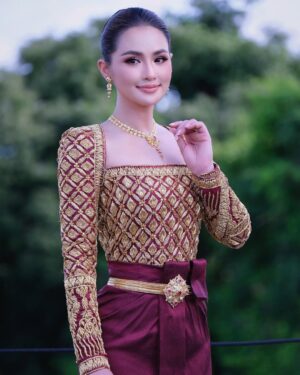 Sokun Nisa Instagram - សៀមរាបរាបផ្ទះខ្ញុំ​ ❤️❤️🇰🇭🇰🇭
អរគុណដល់
សម្លៀកបំពាក់​ @nobdane ❤️
Make Up @luxrayuth ❤️