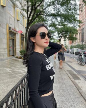 Sokun Nisa Instagram - មានគេសួរខ្ញុំថាតេីបងត្រឡប់ទៅខ្មែរវិញឬអត់? បងប្អូនអាចឆ្លេីយជំនួសខ្ញុំម្នាក់មួយមក😂​ #Boston #copley_place 😘