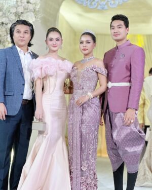 Sokun Nisa Instagram - ផុសក្រោយគេបន្តិចហេីយព្រោះទេីបបានរូប​ ជូនពរប្អូនស្រី​ @sopheakkosoma នឹងស្វាមីមានសុភមង្គល​ ត្រជាក់ត្រជុំ​ រីករាយ​ រីកចម្រេីនតទៅមុខរហូតចាស់ព្រឹទ្ធចាស់ព្រេង​ 🎉🎉🎉🎉💖💖💖💖😍😍😍