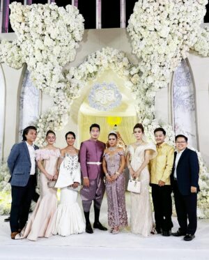 Sokun Nisa Instagram - ផុសក្រោយគេបន្តិចហេីយព្រោះទេីបបានរូប​ ជូនពរប្អូនស្រី​ @sopheakkosoma នឹងស្វាមីមានសុភមង្គល​ ត្រជាក់ត្រជុំ​ រីករាយ​ រីកចម្រេីនតទៅមុខរហូតចាស់ព្រឹទ្ធចាស់ព្រេង​ 🎉🎉🎉🎉💖💖💖💖😍😍😍