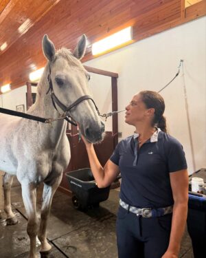 Soledad O'Brien Instagram - Fresh off my redeye from Cali--I got to lead a field trip to the barn!  Feeding the horses was fun--but the chickens were the real draw🔥🔥🔥Thank you @lauriestevens1010 ❤️❤️