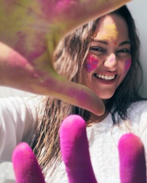 Sonakshi Sinha Instagram - Holi haiiiiiiii!!! Rang barsao, khushiyaan manao!! 
Happy Holi mere doston, from the shoot of Jatadhara 💕

(Comments mein thoda relax karo…@iamzahero mumbai mein hai, aur mein shoot pe hu isiliye saath mein nahi hai…thanda paani dalo sar pe)
