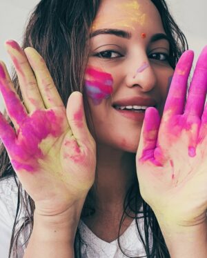 Sonakshi Sinha Instagram - Holi haiiiiiiii!!! Rang barsao, khushiyaan manao!! 
Happy Holi mere doston, from the shoot of Jatadhara 💕

(Comments mein thoda relax karo…@iamzahero mumbai mein hai, aur mein shoot pe hu isiliye saath mein nahi hai…thanda paani dalo sar pe)