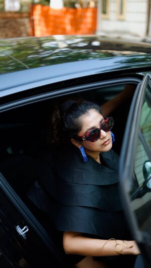 Sonal Aggarwal Instagram - POV: You’re looking at the main character’s entrance 🖤
.
Outfit: @white_by_dinaaz 
Sunnies: @gucci 
Boots: @zara 
.
#pinkpeppercorn #stylewithsonal #MainCharacter #volvoC40
