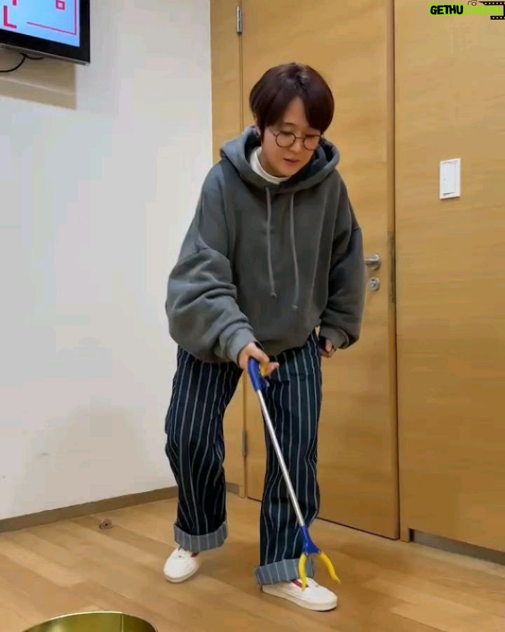 Song Eun-yi - 5.5K Likes - 🌊은이와 함께 깨끗한 바다 만들기🌊 함께할 땡땡이 모집
다가오는 3월 27일, 환경 캠페인 플랫폼 ‘가플지우’와 함께
충청남도 서천군 갯벌의 해양 정화 활동에 참여합니다 💙
깨끗한 바다를 만들기 위한 뜻깊은 활동인 만큼
땡땡이들과 함께하고 싶어, 송은이가 직접 참여자를 모집합니다!
따뜻한 봄, 의미 있는 봉사활동에 동참하고 싶은
❤️땡땡이들의❤️ 많은 관심과 참여 부탁드립니다😊
📍송은이X가플지우 해양 정화 봉사활동
✅ 행사일: 2025년 3월 27일(목)
✅ 활동 내용
- 충청남도 서천군 선도리 갯벌체험장 인근 해양 정화 봉사활동
- 오전 07시 30분 집결 ~ 오후 06시 30분 해산 예정
- 상세 활동 내용은 구글폼 신청서 확인
✅ 참여 인원: 10명 (추첨을 통해 선정)
✅ 신청 방법
- 송은이의 인스타그램 프로필에 있는 링크를 통해 구글폼 제출
✅ 신청 기간: 3월 14일(금) ~ 3월 16일(일)
✅ 참여자 발표: 3월 17일(월)
✅ 안내 사항:
- 참여자로 선정되신 분들에게는 '가플지우'에서 개별 연락드릴 예정입니다..
- 서울(강남역) ↔ 서천군 이동 버스, 점심 식사, 봉사활동 준비물은 행사 측에서 제공합니다.
- 봉사활동 참여자분들은 여행자 보험 가입이 필수로, 가입을 위해 개인정보를 요청드릴 예정입니다.