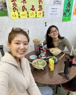Song Ji-eun Instagram - 같이 있으면 아이처럼 꺄르르 웃게 되는 사람들과 홍콩에서 인생의 소중한 한 페이지를 채우고 돌아왔어요🌷💫오늘이라는 선물 속에서 또 한 번 행복을 담아갑니다🙏🏻🎁🎀