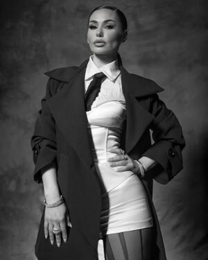 Soni Malaj Instagram - Mes neve dyve ka mbet muhabet pa krye #palamtumirë 
#mua @ela.pera 
#hair @makeupbysuelacangu @edlira_lulja 
#styling @nikokomani @coddess_studio 
@klevjan_hoxha_photography @fullmoon_production