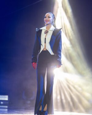 Soni Malaj Instagram - Vazhdojme me shndrite ✨ne @xfactor.albania
 #liveshow #judge #xfactor 
#mua @ela.pera 
#hair @makeupbysuelacangu @edlira_lulja 
#designer @mimoza_kadriaj 
@klevjan_hoxha_photography
