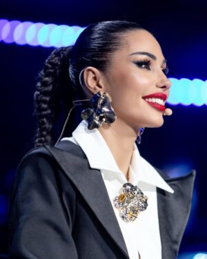 Soni Malaj Instagram - Vazhdojme me shndrite ✨ne @xfactor.albania
 #liveshow #judge #xfactor 
#mua @ela.pera 
#hair @makeupbysuelacangu @edlira_lulja 
#designer @mimoza_kadriaj 
@klevjan_hoxha_photography