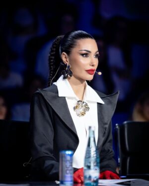 Soni Malaj Instagram - Vazhdojme me shndrite ✨ne @xfactor.albania
 #liveshow #judge #xfactor 
#mua @ela.pera 
#hair @makeupbysuelacangu @edlira_lulja 
#designer @mimoza_kadriaj 
@klevjan_hoxha_photography