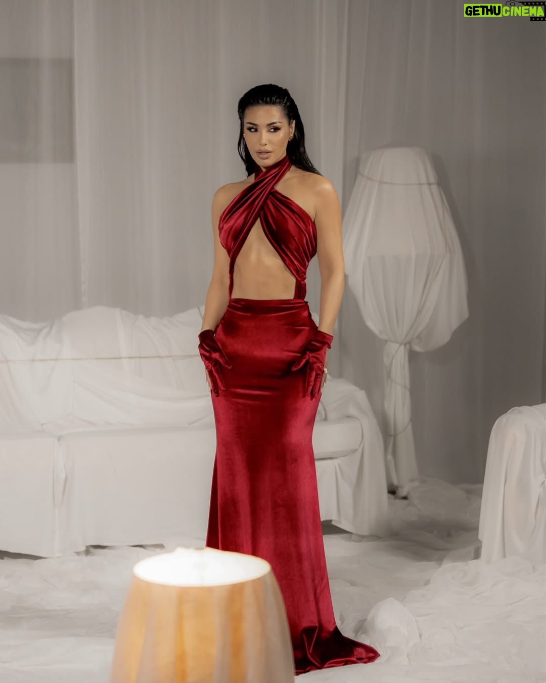 Soni Malaj - 3 Likes - “Pa lamtumire”
@fullmoon_production @the_claudia__
#mua @ela.pera
#hair @makeupbysuelacangu @edlira_lulja
#dress @ulfa__official
@klevjan_hoxha_photography