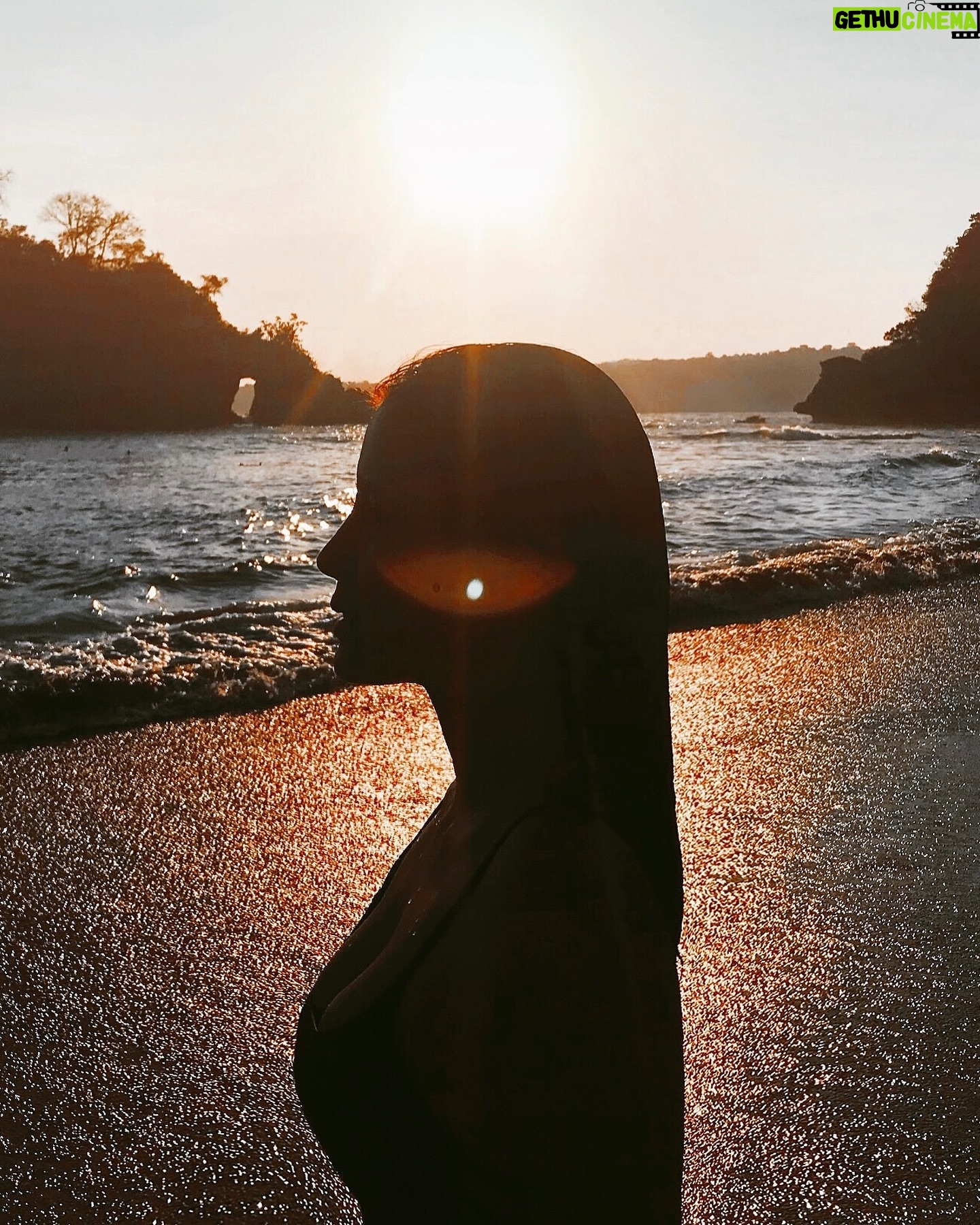 Sonya Pandarmawan - 4.6K Likes - In her 5 elements.
Sea . Sky . Sun . Surf . Her name
.
#Earth #Sunset #Ocean #Islandlife #Skylovers