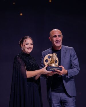 Souhila Mallem Instagram - عشنا الفن السابع لأيام مع الحباب ما بين أفلام ، مناقشات ، لقاءات تخص السينما عامة و السينما الجزائرية خاصة من قاعات الباهية وهران 
ها هي العائلة السينمائية تودع مهرجان وهران الدولي للفيلم العربي ، فخورة بكل واحد شارك في نجاح الدورة الثانية عشر 
شكر خاص لوزيرة الثقافة الدكتورة صورية مولوجي و محافظ المهرجان الفنان عبد القادر جريو على اعادة احياء مهرجان عزيز على قلوبنا 🇩🇿
الجمهور الوهراني الرائع نلتقي السنة القادمة 🎞️ 
نبغيكم ❤️ 
@oranfestivaldz 🎬
@fouzichekroun @feemina_robes 💃
@salon_mariloussa💄
@barbaric.studios 🛠️
@keeponrizing ✊🏽
#souhilamallem #Oran