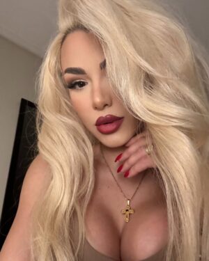 Stella Mizeraki Instagram - When you look at something you like…you will always look prettier 💋 
Hair: @roots_hair_salons