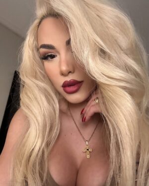 Stella Mizeraki Instagram - When you look at something you like…you will always look prettier 💋 
Hair: @roots_hair_salons