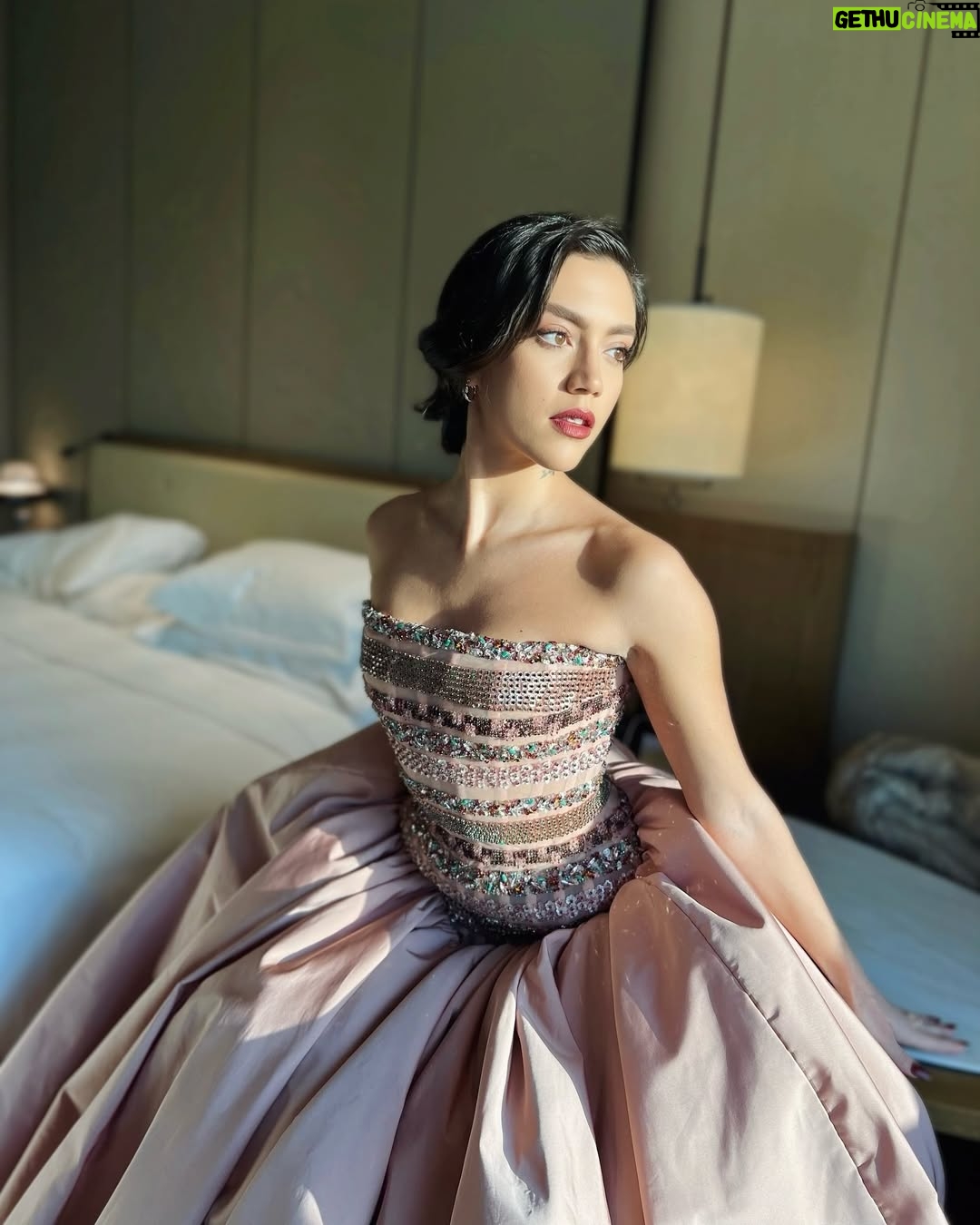 Stephanie Atala - 100K Likes - In my pink dreams š in Riyadh; ready for the lavender carpet of the prestigious @joyawards tonight.
ā¢
āJoy does not simply happen to us. We have to choose joy and keep choosing it every day.ā ā Henri J.M. Nouwen. #joyawards #riyadh #stephanieatala #Ų³ŲŖŁŁŲ§ŁŁ_Ų¹Ų·Ų§ŁŁŁ #riyadhseason
My look details:
Styling @styledbyibra
Dress @ramikadi
Jewelry @bvlgari
Makeup @mayayammine @tonytannouss
Hair @joe_al_alam
ā¢
#lavieenrose