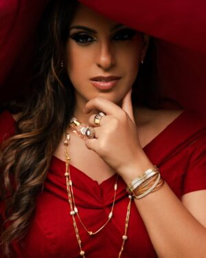 Stephanie Siriwardhana Instagram - Dripping in elegance, wrapped in gold ✨💫 Celebrating timeless craftsmanship and the beauty of bold expression.
#stephaniesiriwardhana #puregoldbytiesh #tiesh #gold #jewllery #partnership #blessed #love #sparkle #bold #beautiful #srilanka