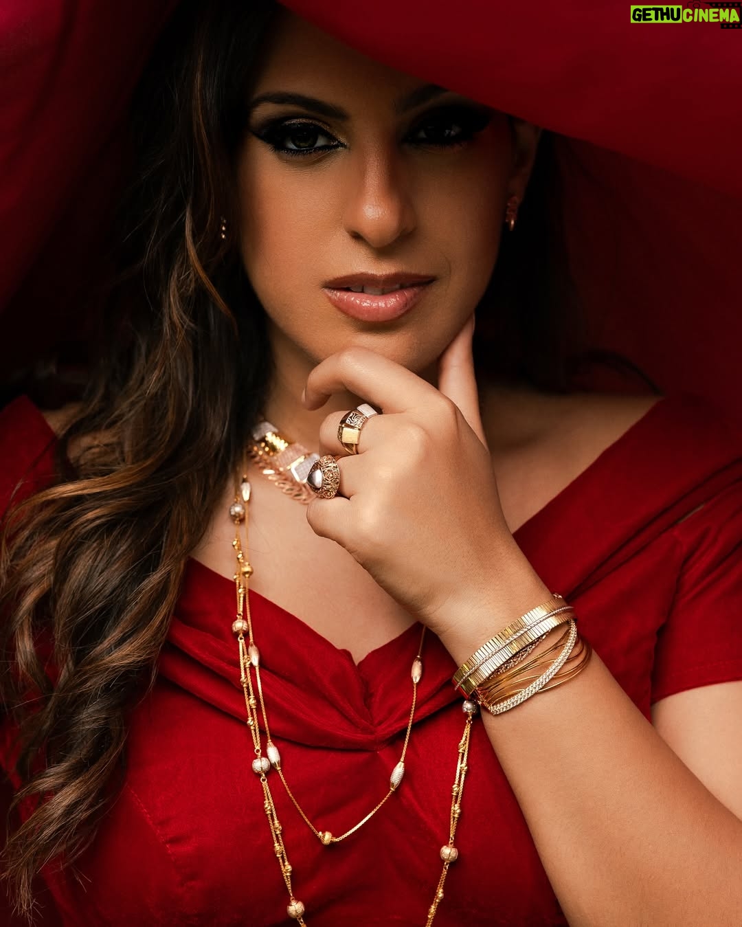 Stephanie Siriwardhana - 1.4K Likes - Dripping in elegance, wrapped in gold ✨💫 Celebrating timeless craftsmanship and the beauty of bold expression. 

#stephaniesiriwardhana #puregoldbytiesh #tiesh #gold #jewllery #partnership #blessed #love #sparkle #bold #beautiful #srilanka