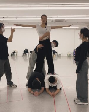 Stephy Tang Lai-Yan Instagram - 關於風火輪🌀🌀🌀
其實本來係設計轉一個圈，但皆因我跌低之後嗰種要成功嘅倔強力量更加強，所以我好快起返身之後就成功左😄
魔鬼排舞師 @kenya_boya 就決定唔放過我，要我練轉兩個圈🤪
Ok challenge accepted👍🏻
咁當然之後都唔係馬上就學識啦，都試咗三次㗎😌
仲用咗一d時間嚟克服一落地就要即刻唱跳心急人上，係真心有d暈嘅，方向感差少少的話邊度係前面都唔知呀😆