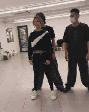 Stephy Tang Lai-Yan Instagram - 關於風火輪🌀🌀🌀
其實本來係設計轉一個圈，但皆因我跌低之後嗰種要成功嘅倔強力量更加強，所以我好快起返身之後就成功左😄
魔鬼排舞師 @kenya_boya 就決定唔放過我，要我練轉兩個圈🤪
Ok challenge accepted👍🏻
咁當然之後都唔係馬上就學識啦，都試咗三次㗎😌
仲用咗一d時間嚟克服一落地就要即刻唱跳心急人上，係真心有d暈嘅，方向感差少少的話邊度係前面都唔知呀😆