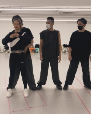 Stephy Tang Lai-Yan Instagram - 關於風火輪🌀🌀🌀
其實本來係設計轉一個圈，但皆因我跌低之後嗰種要成功嘅倔強力量更加強，所以我好快起返身之後就成功左😄
魔鬼排舞師 @kenya_boya 就決定唔放過我，要我練轉兩個圈🤪
Ok challenge accepted👍🏻
咁當然之後都唔係馬上就學識啦，都試咗三次㗎😌
仲用咗一d時間嚟克服一落地就要即刻唱跳心急人上，係真心有d暈嘅，方向感差少少的話邊度係前面都唔知呀😆
