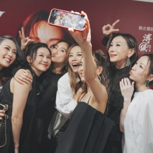 Stephy Tang Lai-Yan Instagram - 人生匆匆有很多不同的過客
所以我們要珍惜一直陪伴在身邊的人
還有無條件支持與幫助你的人
更要珍惜同樣珍惜你的人☺️
感恩所有的陪伴與幫助❤️ 
感恩我的老師們幫助我讓我成為更好的自己🙏🏻

☺️Vocal coach : Christine Samson @chrissamhk 

😙Performance Coach: Yoroko Chan @yorokochan

🥰 @stephyfantasia 

😍 @ngk @angela__au @mikiyeung @elaineho422 @gloriasychan @dr.harttherapy 

😌Personal trainers : @michaellius @befit247.happyvalley (圖6見肌肉😌）

大會攝影：
Catherine @locatherine112

後台攝影師：
Tammy Wong @tamarart

最後還想特別鳴謝 @hinscheung 
除左佢隻碗每晚都陪我show前食飽飽之外😆
這次他給了我很多的支持， 還分享了很多他的經驗給我，
多謝你🥰