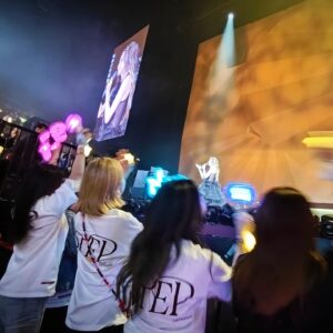 Stephy Tang Lai-Yan Instagram - 人生匆匆有很多不同的過客
所以我們要珍惜一直陪伴在身邊的人
還有無條件支持與幫助你的人
更要珍惜同樣珍惜你的人☺️
感恩所有的陪伴與幫助❤️ 
感恩我的老師們幫助我讓我成為更好的自己🙏🏻

☺️Vocal coach : Christine Samson @chrissamhk 

😙Performance Coach: Yoroko Chan @yorokochan

🥰 @stephyfantasia 

😍 @ngk @angela__au @mikiyeung @elaineho422 @gloriasychan @dr.harttherapy 

😌Personal trainers : @michaellius @befit247.happyvalley (圖6見肌肉😌）

大會攝影：
Catherine @locatherine112

後台攝影師：
Tammy Wong @tamarart

最後還想特別鳴謝 @hinscheung 
除左佢隻碗每晚都陪我show前食飽飽之外😆
這次他給了我很多的支持， 還分享了很多他的經驗給我，
多謝你🥰