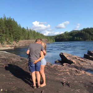 Stina Wollter Instagram - Vi har Bröllopsdag idag. @olsmick å jag.
Vi gifte oss 2018 efter 23 års förlovning. 
Tiden är vår tredje part i detta äktenskap. 
Tiden som runnit genom oss, tiden som nu är att vi delat halva livet med varandra. Tiden som att vi bär den andres historia. Tiden som att den som är kvar är förunderligt dyrbar, och den är vår. 
Micke har det vackraste morgonhumöret i världen och är lättglad över små vardagliga saker, tex mig, smörgåsar och kaffesorten Blond. Vi delar inte bara kärleken till varandra utan den expanderar och omsluter självklart våra barn och vårt barnbarn men också våra vänner och familjemedlemmar som delat hela eller delar av vår tid. Och som hängt med i toppar och dalar. 
Jag minns när min vän Maria gifte sig, alla gäster i kyrkan gick fram med små tagetesblomhuvuden och lade runt parets fötter i en hjärtform. En fin bild av att kärleken även när den huserad av två, vårdas och hålls av många fler. 
Jag känner mig lite fjantig som delar massa bilder på oss men det var roligt att bläddra runt och titta i våra album. 
Hälsningar i kärlek från oss. Som inte har krisat på ett helt halvår tror jag ta mig fan. Rekord. För relationer är ett jäkla stolleprov egentligen men man gör det ändå.