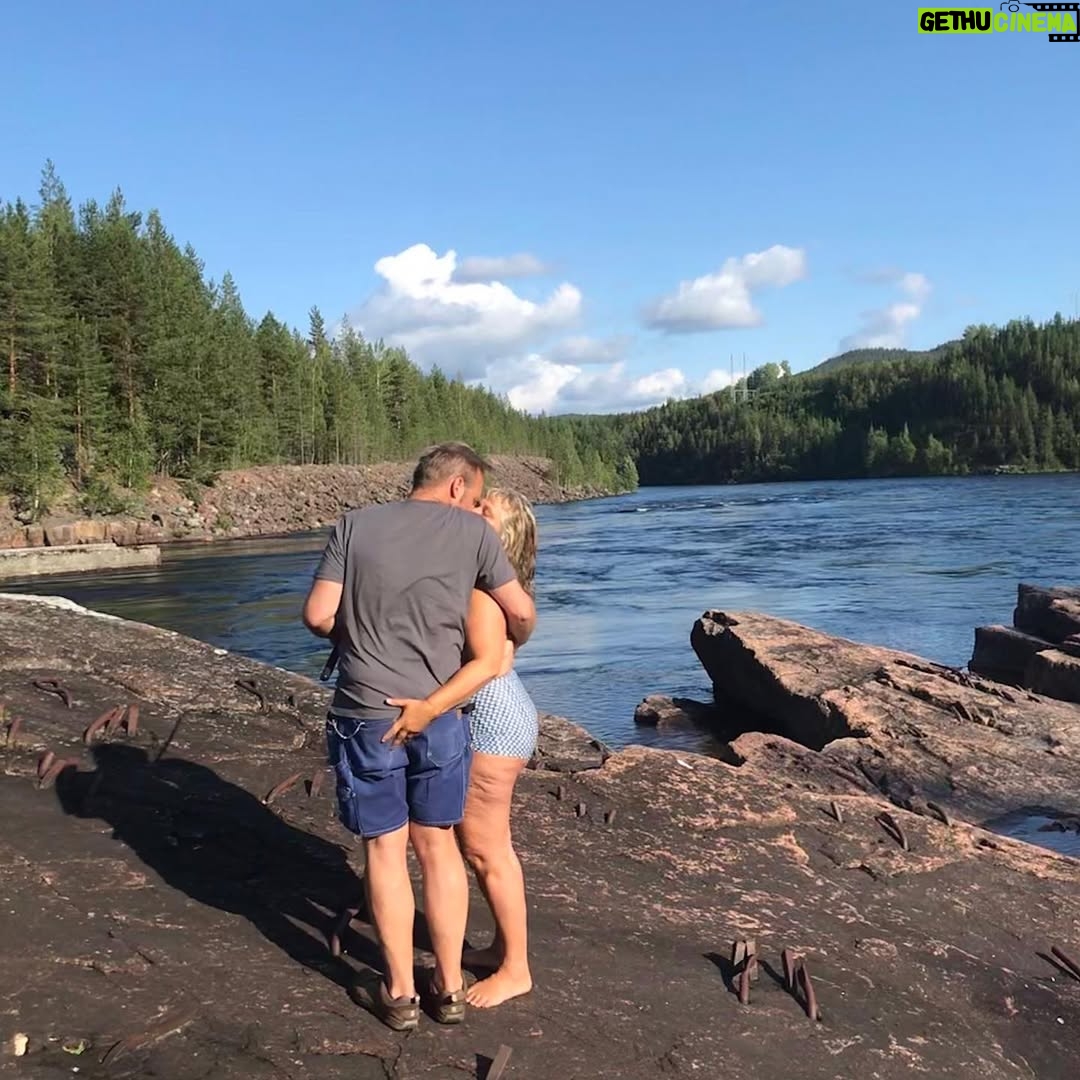 Stina Wollter - 26.2K Likes - Vi har Bröllopsdag idag. @olsmick å jag.
Vi gifte oss 2018 efter 23 års förlovning.
Tiden är vår tredje part i detta äktenskap.
Tiden som runnit genom oss, tiden som nu är att vi delat halva livet med varandra. Tiden som att vi bär den andres historia. Tiden som att den som är kvar är förunderligt dyrbar, och den är vår.
Micke har det vackraste morgonhumöret i världen och är lättglad över små vardagliga saker, tex mig, smörgåsar och kaffesorten Blond. Vi delar inte bara kärleken till varandra utan den expanderar och omsluter självklart våra barn och vårt barnbarn men också våra vänner och familjemedlemmar som delat hela eller delar av vår tid. Och som hängt med i toppar och dalar.
Jag minns när min vän Maria gifte sig, alla gäster i kyrkan gick fram med små tagetesblomhuvuden och lade runt parets fötter i en hjärtform. En fin bild av att kärleken även när den huserad av två, vårdas och hålls av många fler.
Jag känner mig lite fjantig som delar massa bilder på oss men det var roligt att bläddra runt och titta i våra album.
Hälsningar i kärlek från oss. Som inte har krisat på ett helt halvår tror jag ta mig fan. Rekord. För relationer är ett jäkla stolleprov egentligen men man gör det ändå.