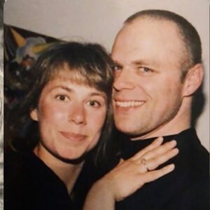 Stina Wollter Instagram - Vi har Bröllopsdag idag. @olsmick å jag.
Vi gifte oss 2018 efter 23 års förlovning. 
Tiden är vår tredje part i detta äktenskap. 
Tiden som runnit genom oss, tiden som nu är att vi delat halva livet med varandra. Tiden som att vi bär den andres historia. Tiden som att den som är kvar är förunderligt dyrbar, och den är vår. 
Micke har det vackraste morgonhumöret i världen och är lättglad över små vardagliga saker, tex mig, smörgåsar och kaffesorten Blond. Vi delar inte bara kärleken till varandra utan den expanderar och omsluter självklart våra barn och vårt barnbarn men också våra vänner och familjemedlemmar som delat hela eller delar av vår tid. Och som hängt med i toppar och dalar. 
Jag minns när min vän Maria gifte sig, alla gäster i kyrkan gick fram med små tagetesblomhuvuden och lade runt parets fötter i en hjärtform. En fin bild av att kärleken även när den huserad av två, vårdas och hålls av många fler. 
Jag känner mig lite fjantig som delar massa bilder på oss men det var roligt att bläddra runt och titta i våra album. 
Hälsningar i kärlek från oss. Som inte har krisat på ett helt halvår tror jag ta mig fan. Rekord. För relationer är ett jäkla stolleprov egentligen men man gör det ändå.