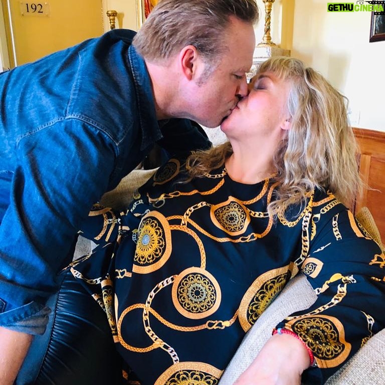 Stina Wollter - 26.2K Likes - Vi har Bröllopsdag idag. @olsmick å jag.
Vi gifte oss 2018 efter 23 års förlovning.
Tiden är vår tredje part i detta äktenskap.
Tiden som runnit genom oss, tiden som nu är att vi delat halva livet med varandra. Tiden som att vi bär den andres historia. Tiden som att den som är kvar är förunderligt dyrbar, och den är vår.
Micke har det vackraste morgonhumöret i världen och är lättglad över små vardagliga saker, tex mig, smörgåsar och kaffesorten Blond. Vi delar inte bara kärleken till varandra utan den expanderar och omsluter självklart våra barn och vårt barnbarn men också våra vänner och familjemedlemmar som delat hela eller delar av vår tid. Och som hängt med i toppar och dalar.
Jag minns när min vän Maria gifte sig, alla gäster i kyrkan gick fram med små tagetesblomhuvuden och lade runt parets fötter i en hjärtform. En fin bild av att kärleken även när den huserad av två, vårdas och hålls av många fler.
Jag känner mig lite fjantig som delar massa bilder på oss men det var roligt att bläddra runt och titta i våra album.
Hälsningar i kärlek från oss. Som inte har krisat på ett helt halvår tror jag ta mig fan. Rekord. För relationer är ett jäkla stolleprov egentligen men man gör det ändå.