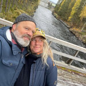Stina Wollter Instagram - Vi har Bröllopsdag idag. @olsmick å jag.
Vi gifte oss 2018 efter 23 års förlovning. 
Tiden är vår tredje part i detta äktenskap. 
Tiden som runnit genom oss, tiden som nu är att vi delat halva livet med varandra. Tiden som att vi bär den andres historia. Tiden som att den som är kvar är förunderligt dyrbar, och den är vår. 
Micke har det vackraste morgonhumöret i världen och är lättglad över små vardagliga saker, tex mig, smörgåsar och kaffesorten Blond. Vi delar inte bara kärleken till varandra utan den expanderar och omsluter självklart våra barn och vårt barnbarn men också våra vänner och familjemedlemmar som delat hela eller delar av vår tid. Och som hängt med i toppar och dalar. 
Jag minns när min vän Maria gifte sig, alla gäster i kyrkan gick fram med små tagetesblomhuvuden och lade runt parets fötter i en hjärtform. En fin bild av att kärleken även när den huserad av två, vårdas och hålls av många fler. 
Jag känner mig lite fjantig som delar massa bilder på oss men det var roligt att bläddra runt och titta i våra album. 
Hälsningar i kärlek från oss. Som inte har krisat på ett helt halvår tror jag ta mig fan. Rekord. För relationer är ett jäkla stolleprov egentligen men man gör det ändå.