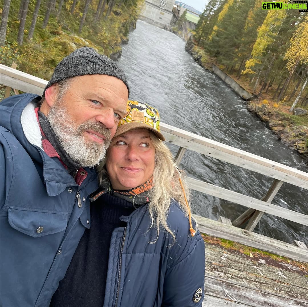 Stina Wollter - 26.2K Likes - Vi har Bröllopsdag idag. @olsmick å jag.
Vi gifte oss 2018 efter 23 års förlovning.
Tiden är vår tredje part i detta äktenskap.
Tiden som runnit genom oss, tiden som nu är att vi delat halva livet med varandra. Tiden som att vi bär den andres historia. Tiden som att den som är kvar är förunderligt dyrbar, och den är vår.
Micke har det vackraste morgonhumöret i världen och är lättglad över små vardagliga saker, tex mig, smörgåsar och kaffesorten Blond. Vi delar inte bara kärleken till varandra utan den expanderar och omsluter självklart våra barn och vårt barnbarn men också våra vänner och familjemedlemmar som delat hela eller delar av vår tid. Och som hängt med i toppar och dalar.
Jag minns när min vän Maria gifte sig, alla gäster i kyrkan gick fram med små tagetesblomhuvuden och lade runt parets fötter i en hjärtform. En fin bild av att kärleken även när den huserad av två, vårdas och hålls av många fler.
Jag känner mig lite fjantig som delar massa bilder på oss men det var roligt att bläddra runt och titta i våra album.
Hälsningar i kärlek från oss. Som inte har krisat på ett helt halvår tror jag ta mig fan. Rekord. För relationer är ett jäkla stolleprov egentligen men man gör det ändå.