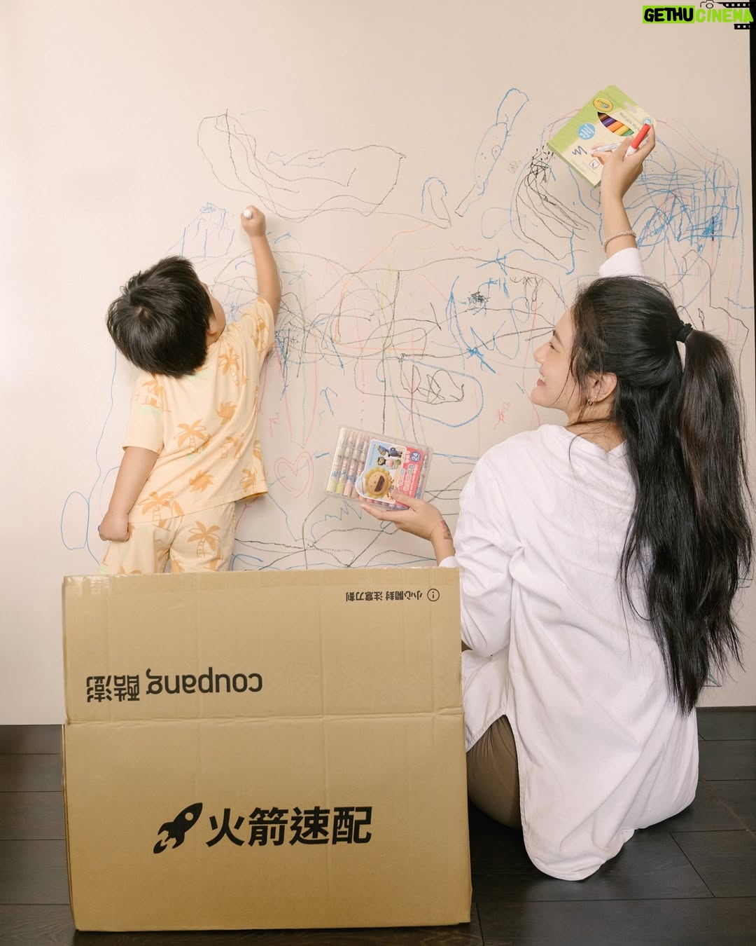 Suan Wang - 3.7K Likes - 我覺得心夠滿,就能自己給自己安全感。
我的育兒方法不是條容易簡單的路,
但我們走得毫無保留心甘情願,
儀式感也是育兒很重要的環節,
所以我選擇給好給滿孩子❤️
我永遠記得我的第一份兒童節禮物,
是國小學校送的一個藍色時鐘杯子筆筒,
拿到的時候,
我真的覺得自己被在乎被重視,
而且為了自己是個兒童而感到驕傲!
開心了好幾天!
我想這就是儀式感的重要性,
在記憶裡被重視的那一個自己。
我現在最常使用酷澎來購物,
有時候帶著孩子真的不方便東奔西跑的採購,
火箭速配不只送貨速度快、商品種類多元、品質也很有保障,
不只有我小時候愛吃的台灣零食福義軒純鮮乳餅、光泉保久乳以外,
也還可以購買到美、韓流行的零食、保健品、生活用品,
都能買來跟兒子一起分享!
還有我們家不可或缺的美術用品!
這款雄獅的旋轉粉蠟筆,
使用簡便、容易上手,不會有過多的粉末屑屑, 我已經推坑我身邊好多媽咪下單!大家都讚不絕口!
另一個讓我很喜歡酷澎的原因,
是因為酷澎不止捐贈嬰幼兒物資給家扶中心也持續關注婦幼權利,
幫助許多需要幫助的家庭,
讓我更加確信,選擇在這裡購物,
不只是為了自己方便,
也等於支持一間願意回饋社會、有溫度的企業。
而且精打細算的媽咪們一定有發現,
酷澎不只提供市場最低價還嚴選優質商品,讓人買得放心、用得安心,真的非常非常好買~
我身邊還有媽咪忘記隔天小孩開學,
需要準備睡袋、兒童餐具,
當天下單隔天到貨然後中午直接送去學校!
而且現在酷澎推出WOW會員服務,
真正無條件免運,
還有30天鑑賞期,
會員現在可以免費試用90天,
大家趕快去看看!
@coupangtaiwan
#Coupangtaiwan #酷澎 #美商 #WOW會員 #火箭速配 #兒童節快樂
#正向教養 #支持弱勢孩童