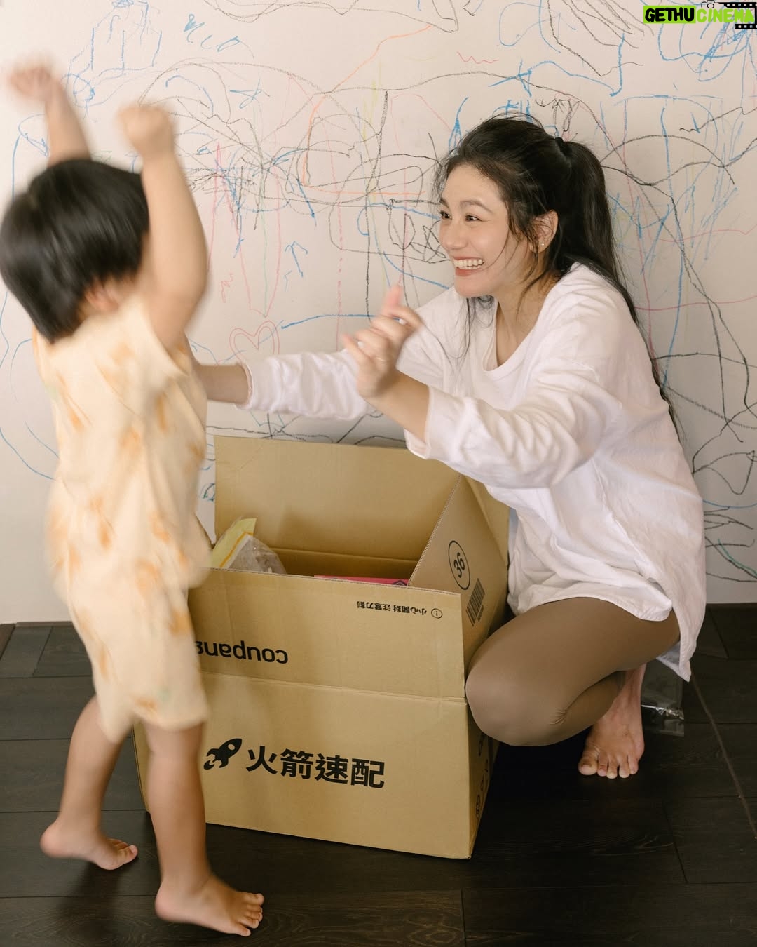 Suan Wang - 3.7K Likes - 我覺得心夠滿,就能自己給自己安全感。
我的育兒方法不是條容易簡單的路,
但我們走得毫無保留心甘情願,
儀式感也是育兒很重要的環節,
所以我選擇給好給滿孩子❤️
我永遠記得我的第一份兒童節禮物,
是國小學校送的一個藍色時鐘杯子筆筒,
拿到的時候,
我真的覺得自己被在乎被重視,
而且為了自己是個兒童而感到驕傲!
開心了好幾天!
我想這就是儀式感的重要性,
在記憶裡被重視的那一個自己。
我現在最常使用酷澎來購物,
有時候帶著孩子真的不方便東奔西跑的採購,
火箭速配不只送貨速度快、商品種類多元、品質也很有保障,
不只有我小時候愛吃的台灣零食福義軒純鮮乳餅、光泉保久乳以外,
也還可以購買到美、韓流行的零食、保健品、生活用品,
都能買來跟兒子一起分享!
還有我們家不可或缺的美術用品!
這款雄獅的旋轉粉蠟筆,
使用簡便、容易上手,不會有過多的粉末屑屑, 我已經推坑我身邊好多媽咪下單!大家都讚不絕口!
另一個讓我很喜歡酷澎的原因,
是因為酷澎不止捐贈嬰幼兒物資給家扶中心也持續關注婦幼權利,
幫助許多需要幫助的家庭,
讓我更加確信,選擇在這裡購物,
不只是為了自己方便,
也等於支持一間願意回饋社會、有溫度的企業。
而且精打細算的媽咪們一定有發現,
酷澎不只提供市場最低價還嚴選優質商品,讓人買得放心、用得安心,真的非常非常好買~
我身邊還有媽咪忘記隔天小孩開學,
需要準備睡袋、兒童餐具,
當天下單隔天到貨然後中午直接送去學校!
而且現在酷澎推出WOW會員服務,
真正無條件免運,
還有30天鑑賞期,
會員現在可以免費試用90天,
大家趕快去看看!
@coupangtaiwan
#Coupangtaiwan #酷澎 #美商 #WOW會員 #火箭速配 #兒童節快樂
#正向教養 #支持弱勢孩童