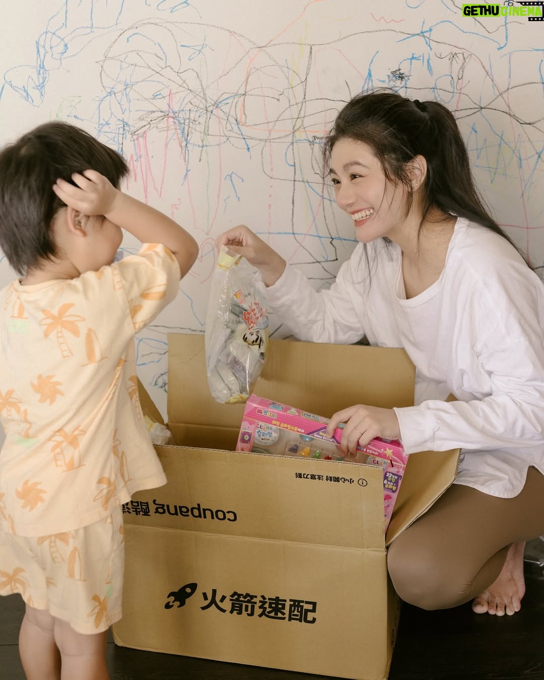 Suan Wang - 3.7K Likes - 我覺得心夠滿,就能自己給自己安全感。
我的育兒方法不是條容易簡單的路,
但我們走得毫無保留心甘情願,
儀式感也是育兒很重要的環節,
所以我選擇給好給滿孩子❤️
我永遠記得我的第一份兒童節禮物,
是國小學校送的一個藍色時鐘杯子筆筒,
拿到的時候,
我真的覺得自己被在乎被重視,
而且為了自己是個兒童而感到驕傲!
開心了好幾天!
我想這就是儀式感的重要性,
在記憶裡被重視的那一個自己。
我現在最常使用酷澎來購物,
有時候帶著孩子真的不方便東奔西跑的採購,
火箭速配不只送貨速度快、商品種類多元、品質也很有保障,
不只有我小時候愛吃的台灣零食福義軒純鮮乳餅、光泉保久乳以外,
也還可以購買到美、韓流行的零食、保健品、生活用品,
都能買來跟兒子一起分享!
還有我們家不可或缺的美術用品!
這款雄獅的旋轉粉蠟筆,
使用簡便、容易上手,不會有過多的粉末屑屑, 我已經推坑我身邊好多媽咪下單!大家都讚不絕口!
另一個讓我很喜歡酷澎的原因,
是因為酷澎不止捐贈嬰幼兒物資給家扶中心也持續關注婦幼權利,
幫助許多需要幫助的家庭,
讓我更加確信,選擇在這裡購物,
不只是為了自己方便,
也等於支持一間願意回饋社會、有溫度的企業。
而且精打細算的媽咪們一定有發現,
酷澎不只提供市場最低價還嚴選優質商品,讓人買得放心、用得安心,真的非常非常好買~
我身邊還有媽咪忘記隔天小孩開學,
需要準備睡袋、兒童餐具,
當天下單隔天到貨然後中午直接送去學校!
而且現在酷澎推出WOW會員服務,
真正無條件免運,
還有30天鑑賞期,
會員現在可以免費試用90天,
大家趕快去看看!
@coupangtaiwan
#Coupangtaiwan #酷澎 #美商 #WOW會員 #火箭速配 #兒童節快樂
#正向教養 #支持弱勢孩童