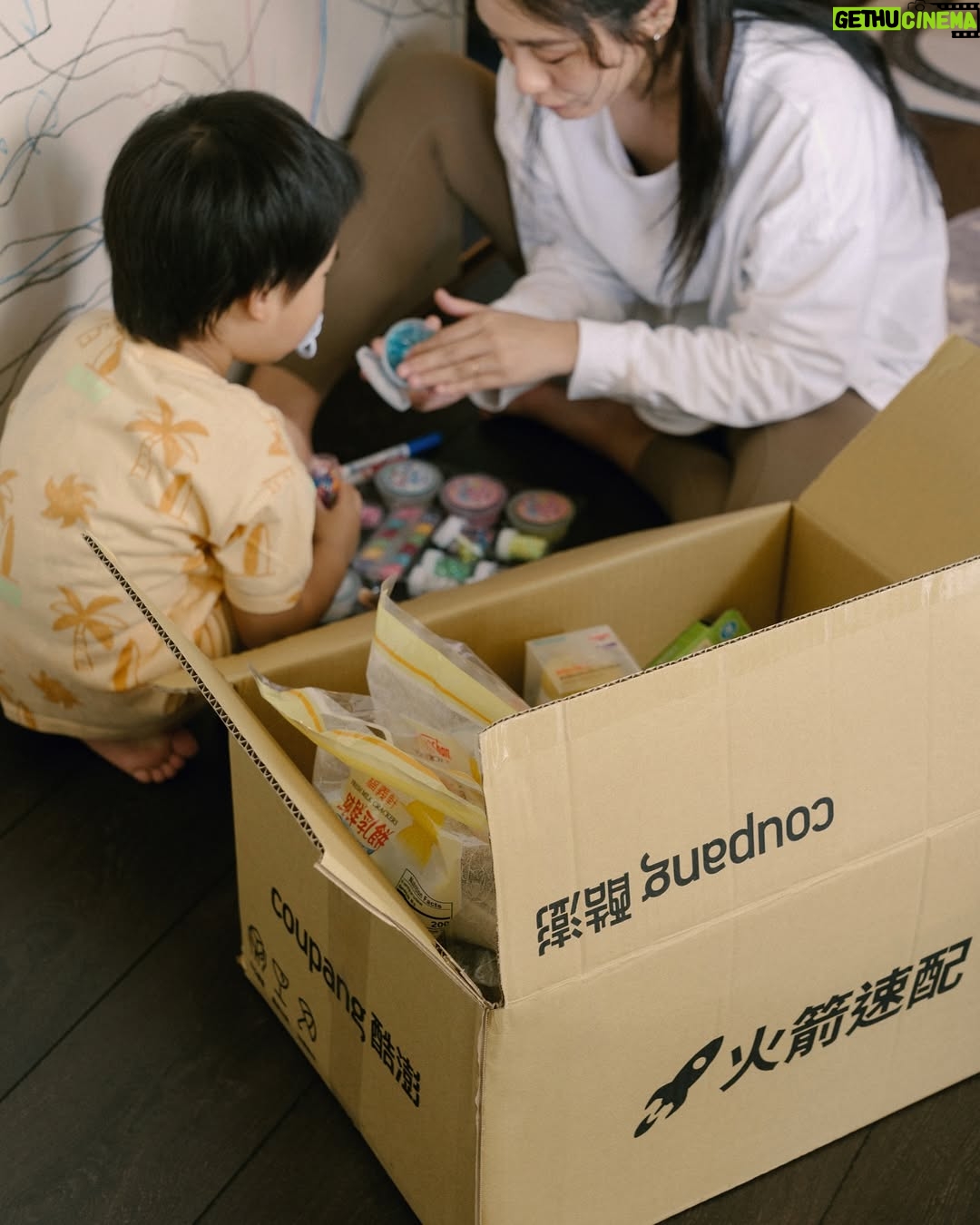 Suan Wang - 3.7K Likes - 我覺得心夠滿,就能自己給自己安全感。
我的育兒方法不是條容易簡單的路,
但我們走得毫無保留心甘情願,
儀式感也是育兒很重要的環節,
所以我選擇給好給滿孩子❤️
我永遠記得我的第一份兒童節禮物,
是國小學校送的一個藍色時鐘杯子筆筒,
拿到的時候,
我真的覺得自己被在乎被重視,
而且為了自己是個兒童而感到驕傲!
開心了好幾天!
我想這就是儀式感的重要性,
在記憶裡被重視的那一個自己。
我現在最常使用酷澎來購物,
有時候帶著孩子真的不方便東奔西跑的採購,
火箭速配不只送貨速度快、商品種類多元、品質也很有保障,
不只有我小時候愛吃的台灣零食福義軒純鮮乳餅、光泉保久乳以外,
也還可以購買到美、韓流行的零食、保健品、生活用品,
都能買來跟兒子一起分享!
還有我們家不可或缺的美術用品!
這款雄獅的旋轉粉蠟筆,
使用簡便、容易上手,不會有過多的粉末屑屑, 我已經推坑我身邊好多媽咪下單!大家都讚不絕口!
另一個讓我很喜歡酷澎的原因,
是因為酷澎不止捐贈嬰幼兒物資給家扶中心也持續關注婦幼權利,
幫助許多需要幫助的家庭,
讓我更加確信,選擇在這裡購物,
不只是為了自己方便,
也等於支持一間願意回饋社會、有溫度的企業。
而且精打細算的媽咪們一定有發現,
酷澎不只提供市場最低價還嚴選優質商品,讓人買得放心、用得安心,真的非常非常好買~
我身邊還有媽咪忘記隔天小孩開學,
需要準備睡袋、兒童餐具,
當天下單隔天到貨然後中午直接送去學校!
而且現在酷澎推出WOW會員服務,
真正無條件免運,
還有30天鑑賞期,
會員現在可以免費試用90天,
大家趕快去看看!
@coupangtaiwan
#Coupangtaiwan #酷澎 #美商 #WOW會員 #火箭速配 #兒童節快樂
#正向教養 #支持弱勢孩童