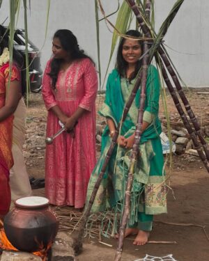 Suba Priya Arasarathinam Instagram - Advance happy pongal 🍃🎍 
#rjsubaa #pongalcelebration #subapriyaarasarathinam #pongal2025 #rjsuba #suryanfm